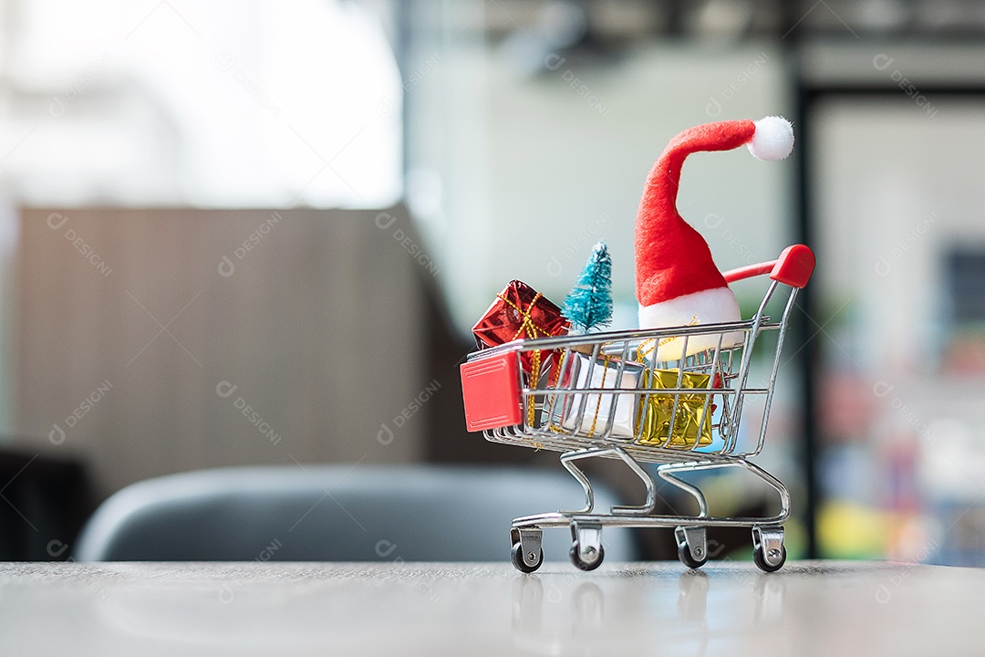 Feliz Natal com Papai Noel diminuto, carrinho de compras