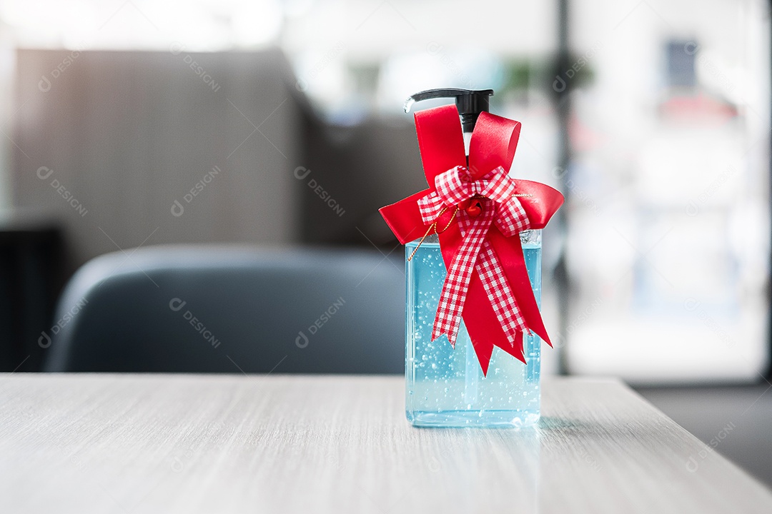 Feliz Natal com garrafa de gel desinfetante para as mãos de lavagem contra