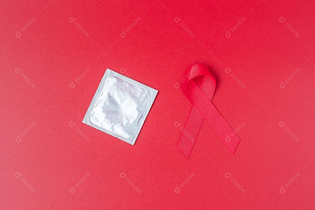 Dezembro Mês de Conscientização do Dia Mundial da Aids, Red Ribbon e preservativo em fundo de madeira para apoiar pessoas vivas e doentes. Cuidados de saúde e conceito de sexo seguro.