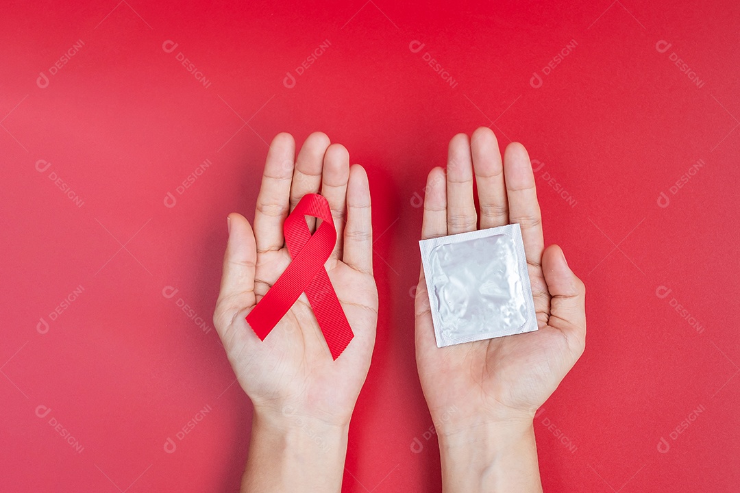 Dezembro Mês de Conscientização do Dia Mundial da Aids, Red Ribbon e preservativo em fundo de madeira para apoiar pessoas vivas e doentes. Cuidados de saúde e conceito de sexo seguro.