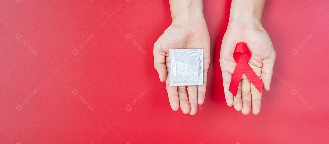 Dezembro Mês de Conscientização do Dia Mundial da Aids, Red Ribbon e preservativo em fundo de madeira para apoiar pessoas vivas e doentes. Cuidados de saúde e conceito de sexo seguro.