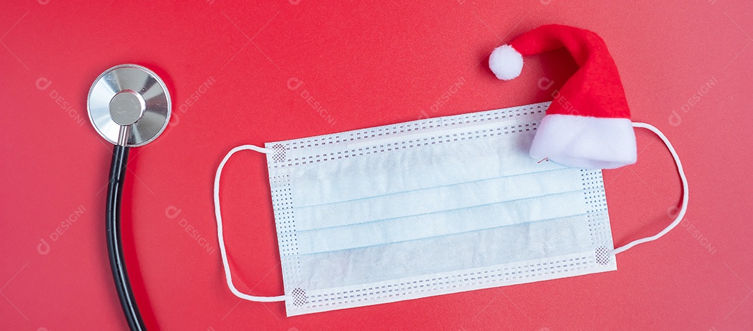 Feliz Natal com Papai Noel em miniatura com máscara facial médica, prevenir coronavírus ou doença do vírus Corona (Covid-19). Feriado, Celebração, Ano Novo, novo normal e conceito de saúde