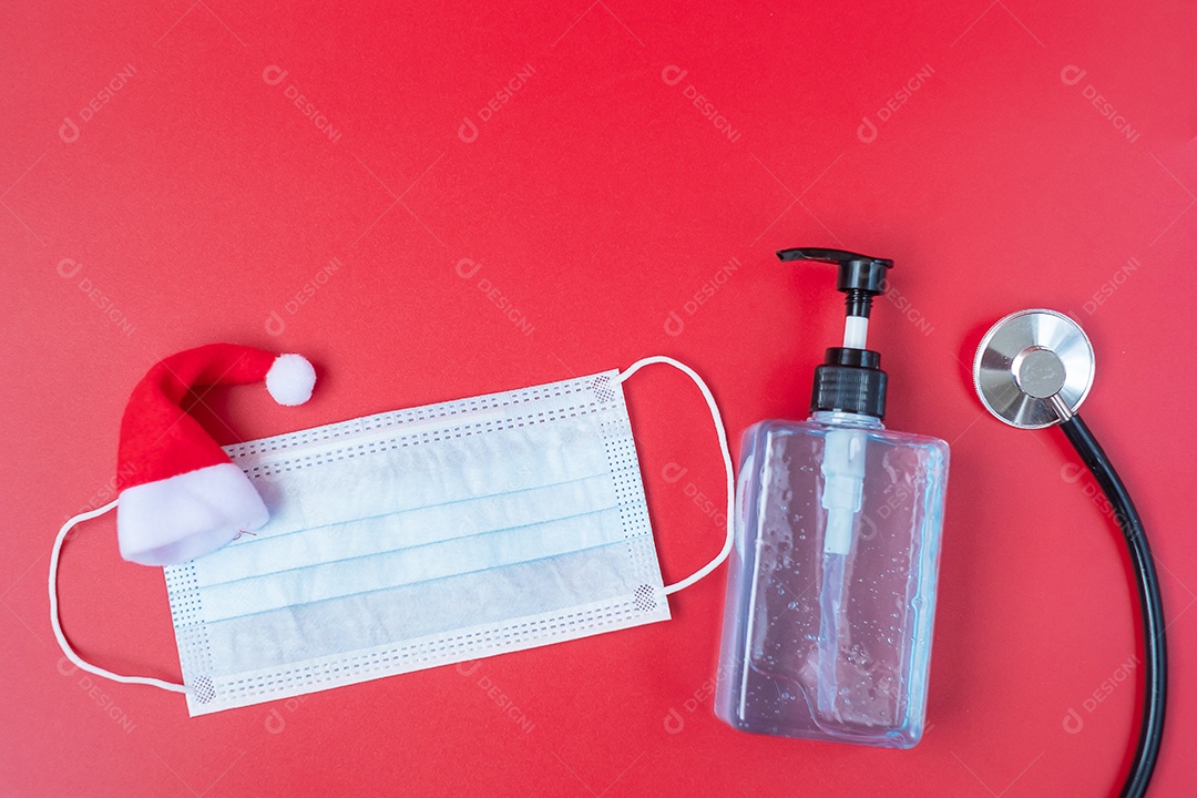 Feliz Natal com Papai Noel em miniatura com máscara facial médica, prevenir coronavírus ou doença do vírus Corona (Covid-19). Feriado, Celebração, Ano Novo, novo normal e conceito de saúde