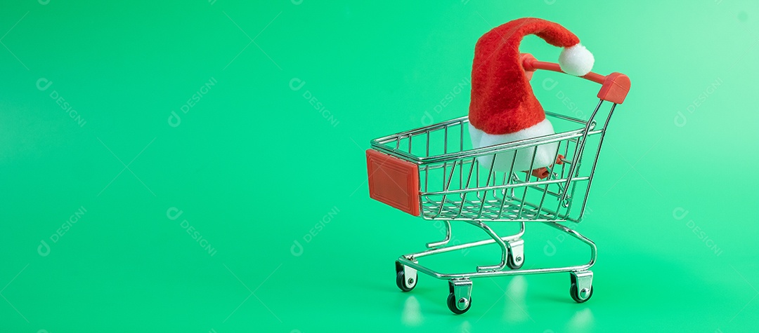 Feliz Natal com Papai Noel em miniatura, carrinho de compras.