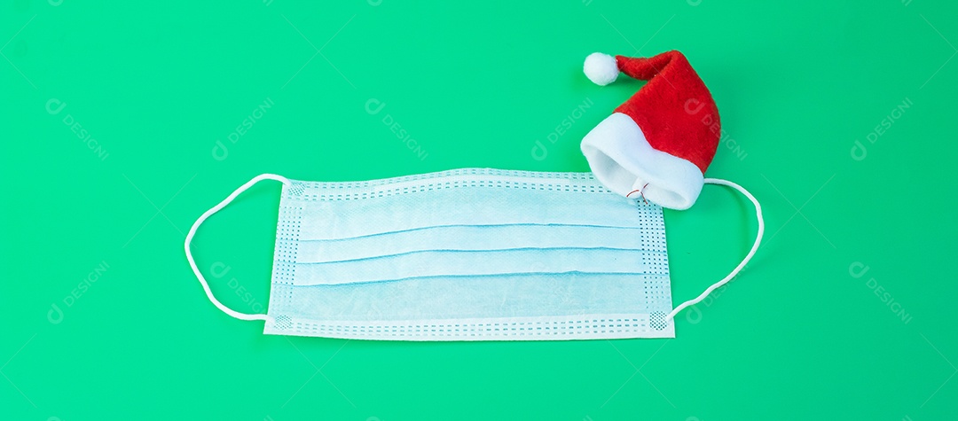 Feliz Natal com Papai Noel em miniatura com máscara facial médica, prevenir coronavírus ou doença do vírus Corona (Covid-19). Feriado, Celebração, Ano Novo, novo normal e conceito de saúde