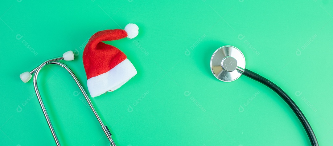 Feliz Natal com Papai Noel em miniatura com estetoscópio, prevenir coronavírus ou doença do vírus Corona (Covid-19). Feriado, Celebração, Ano Novo, novo normal e conceito de saúde