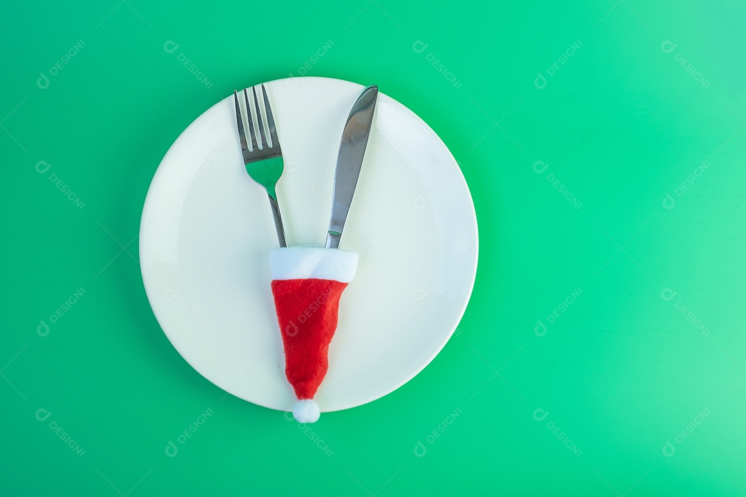 Feliz Natal com Papai Noel diminuto, placa branca, forquilha.