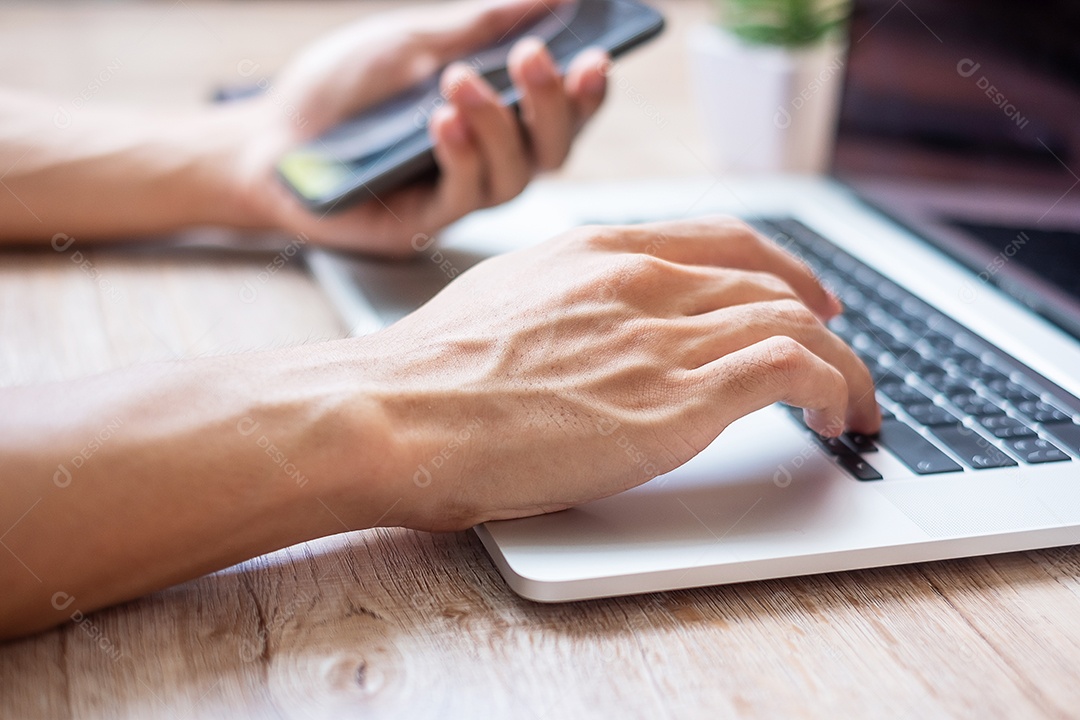 Empresário usando laptop durante o trabalho no escritório, Freelancer ty