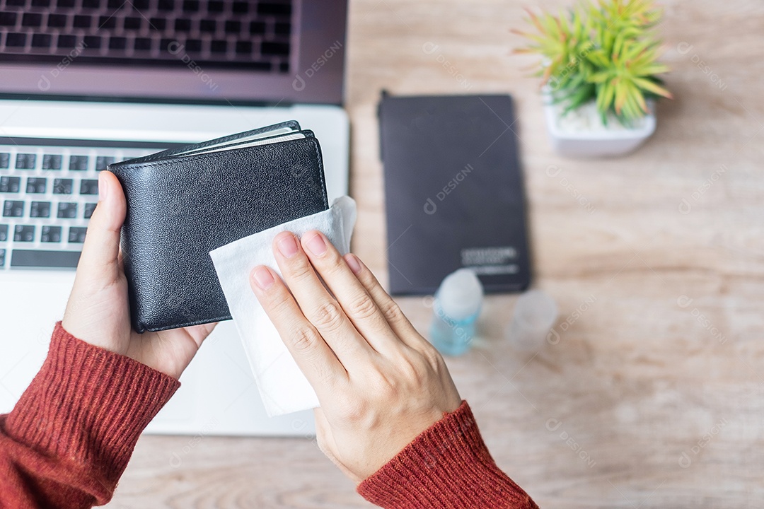 Mulher limpando carteira de dinheiro e gadgets por lenços umedecidos