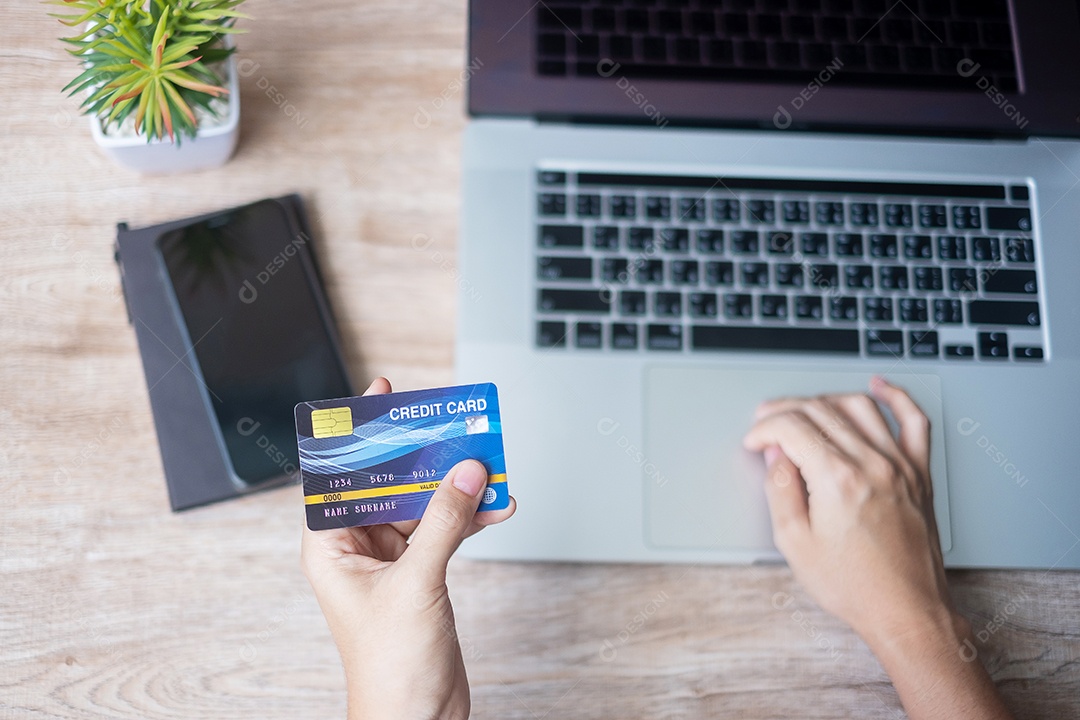 Cartão de crédito do carrinho de compras e laptop no escritório em casa. negócios