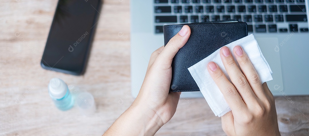 Mulher limpando carteira de dinheiro e gadgets por lenços umedecidos