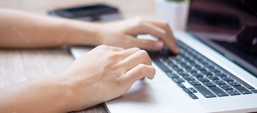 Mulher de negócios usando laptop durante o trabalho no escritório, Freelancer