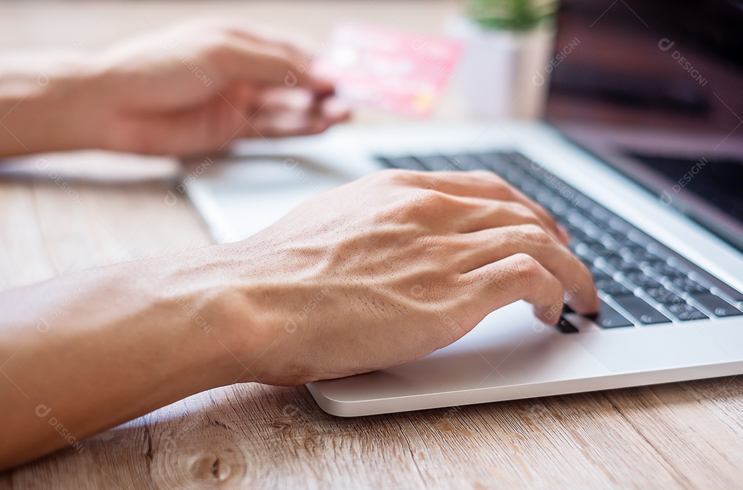 Empresário usando laptop durante o trabalho no escritório, Freelancer ty