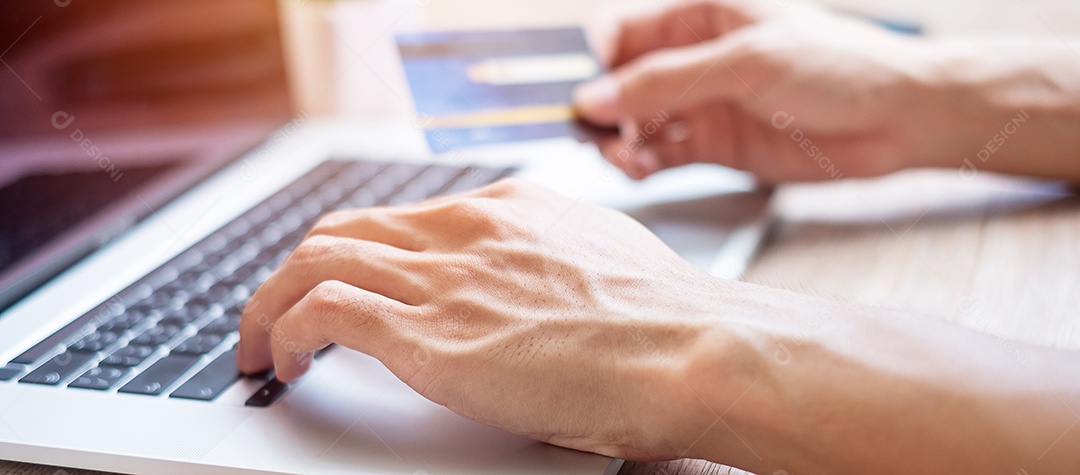 Empresário usando laptop durante o trabalho no escritório, Freelancer ty