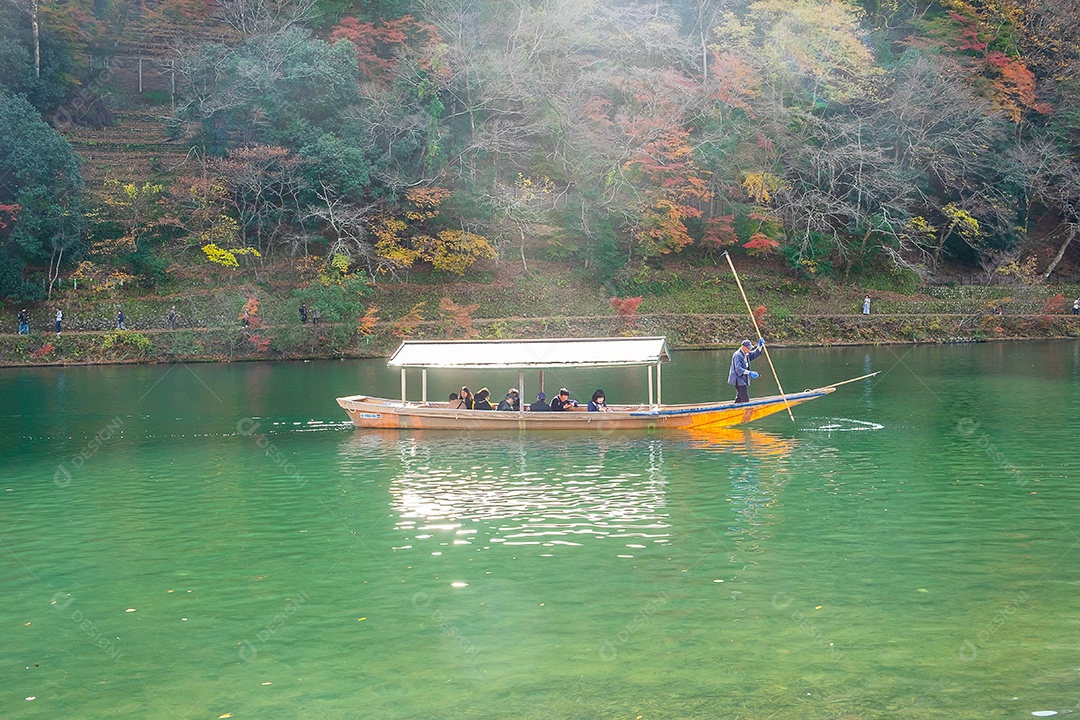 Turistas passeando em belas folhas coloridas Rio Hozugawa