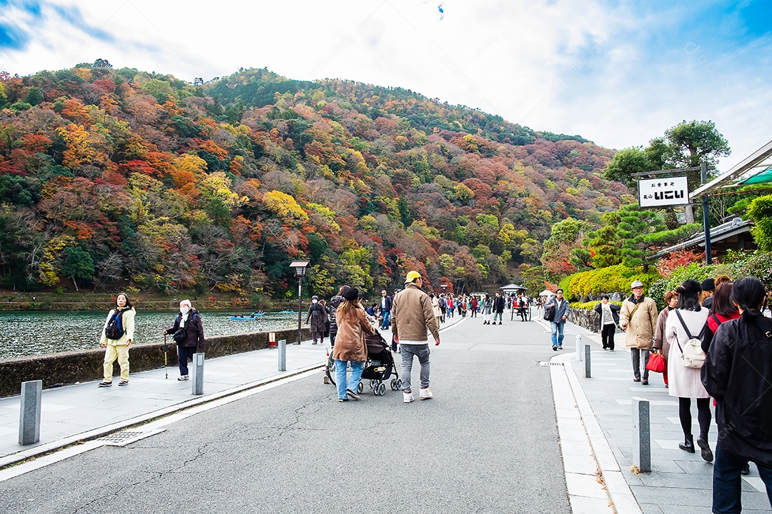 Turistas passeando no rio Katsura em Arashiyama, marco histórico