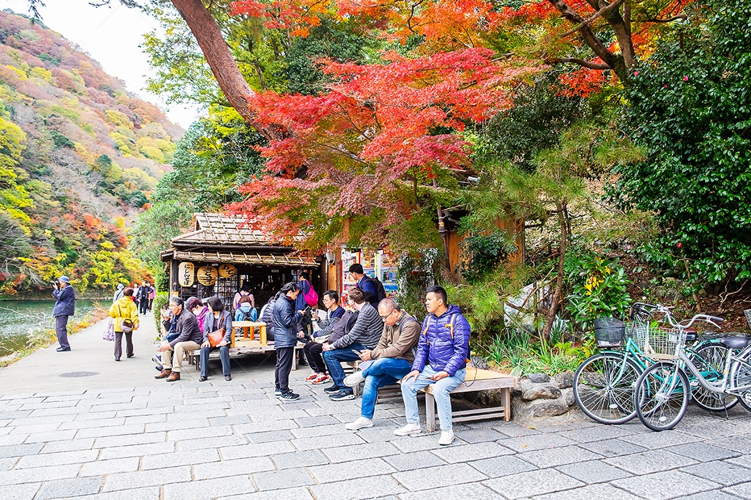 Turistas passeando no rio Katsura em Arashiyama, marco histórico