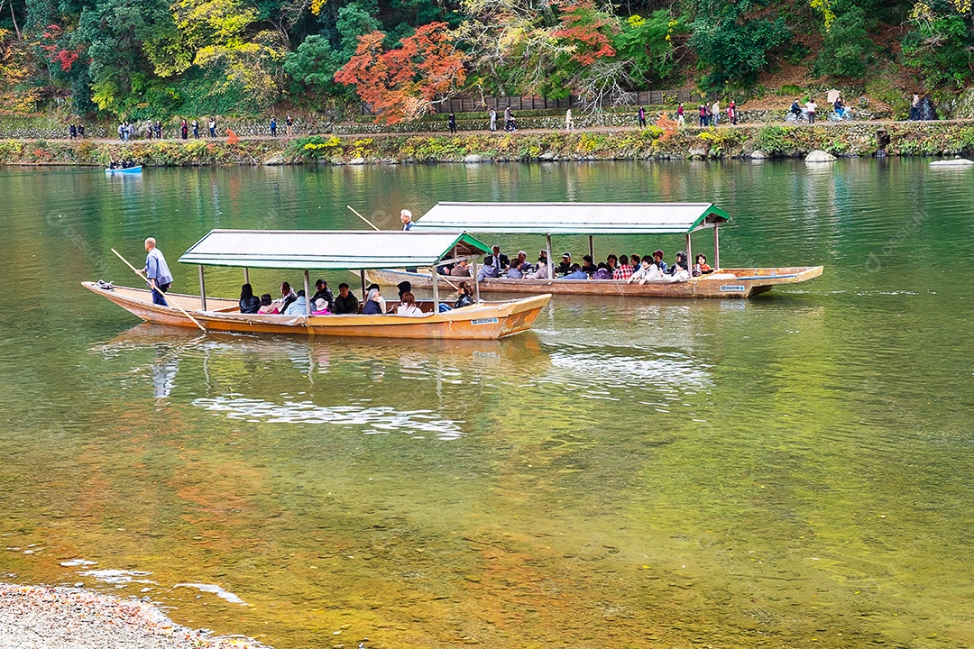Turistas passeando em belas folhas coloridas Rio Hozugawa