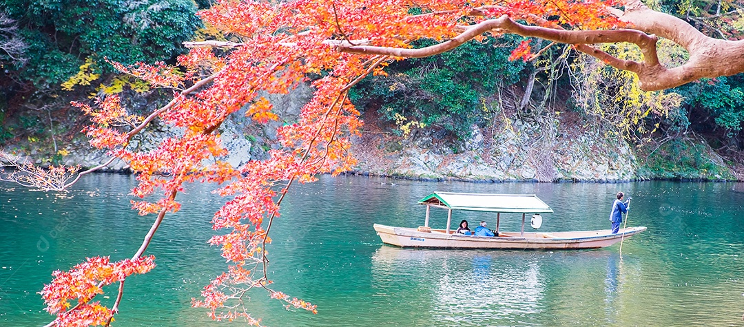 montanhas de folhas coloridas e rio Katsura em Arashiyama, terras