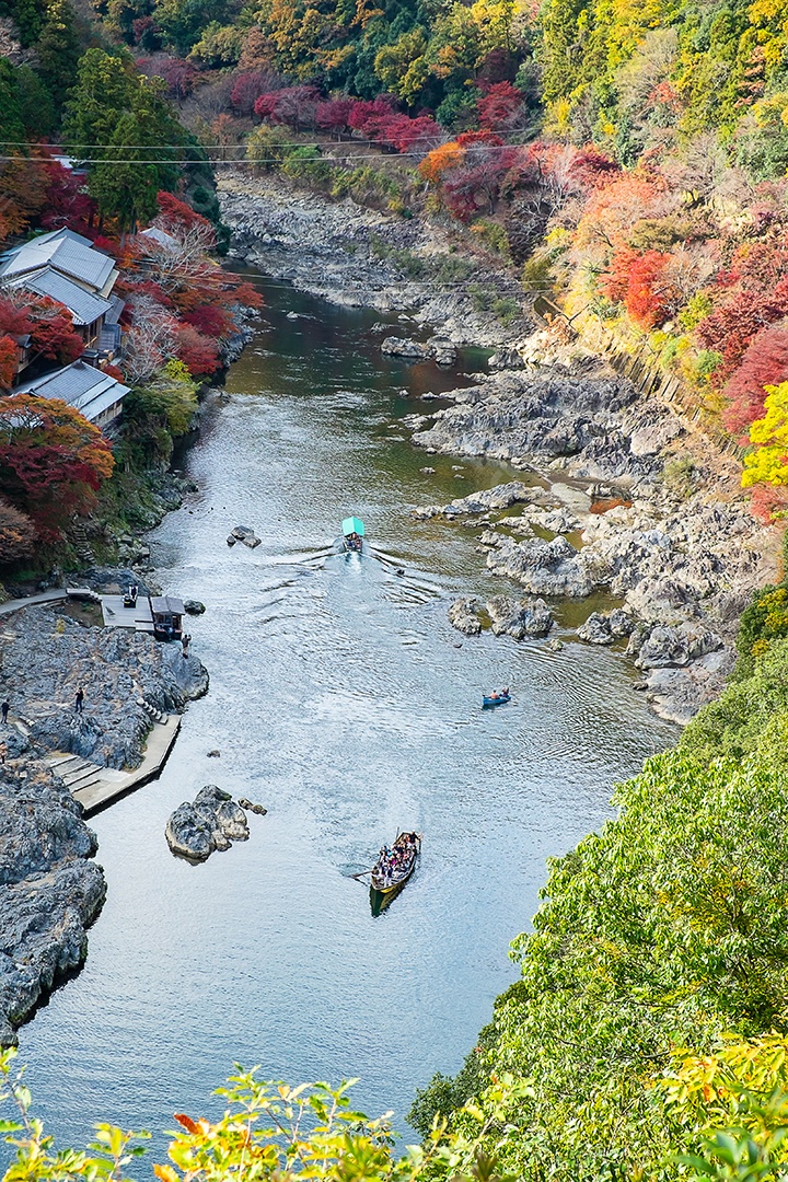 montanhas de folhas coloridas e rio Katsura em Arashiyama, terras