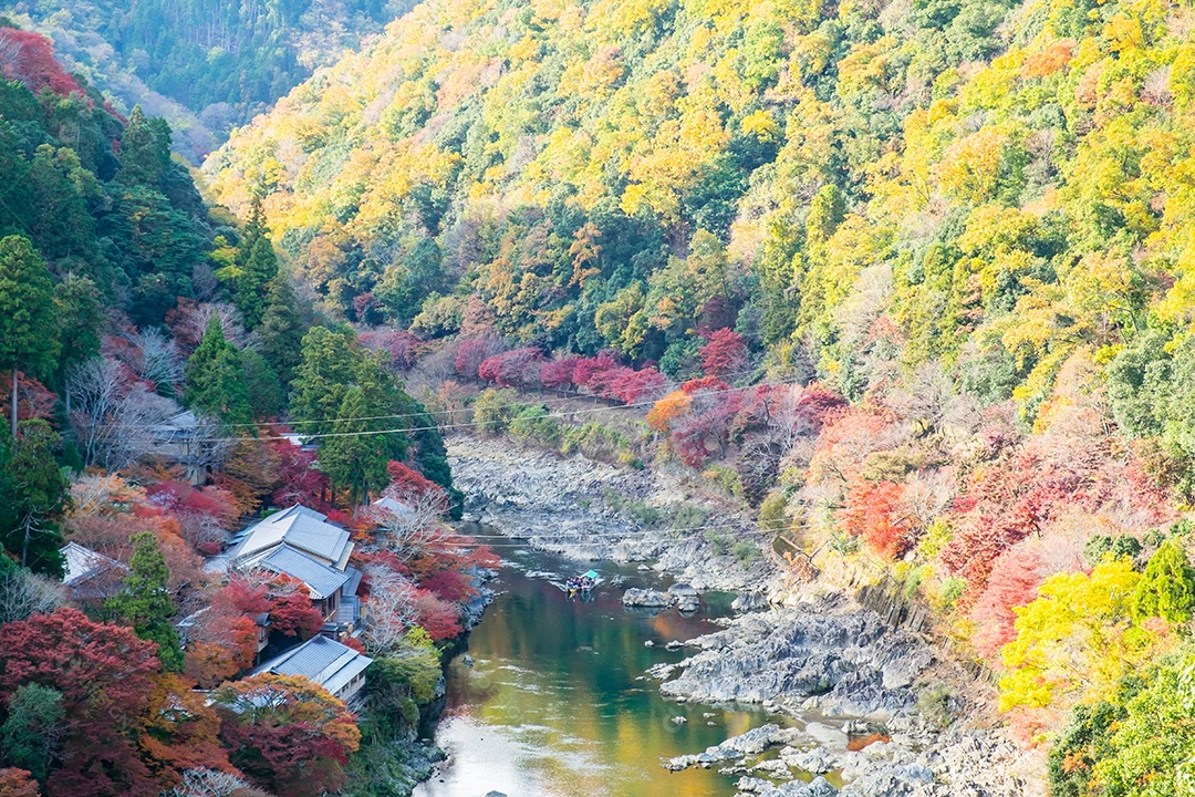 montanhas de folhas coloridas e rio Katsura em Arashiyama, terras