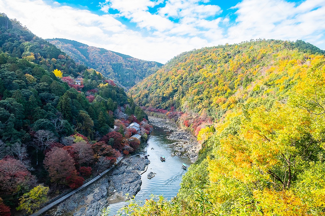 montanhas de folhas coloridas e rio Katsura em Arashiyama, terras