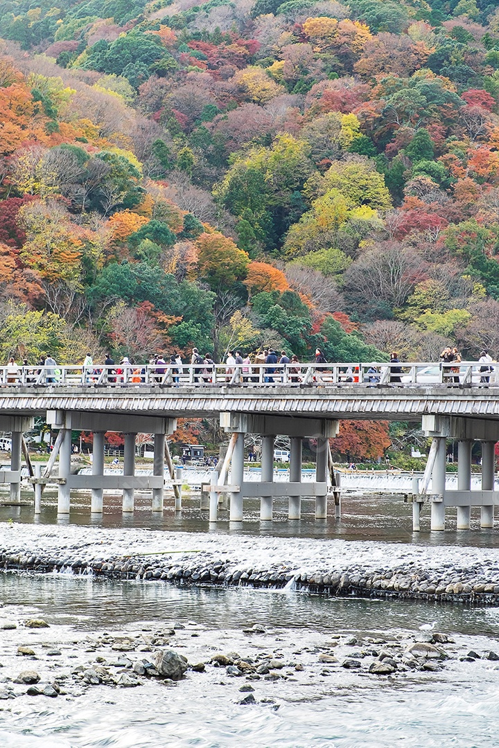 ponte togetsukyo com montanhas de folhas coloridas e riv Katsura