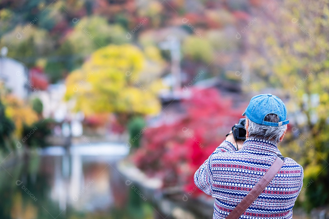 Turista de homem idoso tirando fotos coloridas deixa montanhas