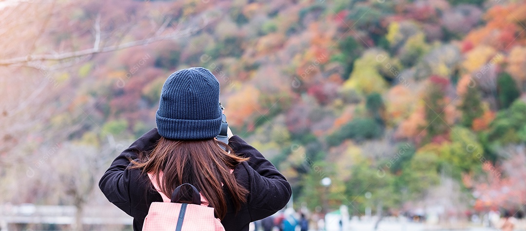 Turista de mulher feliz tirando fotos coloridas folhas montanhas