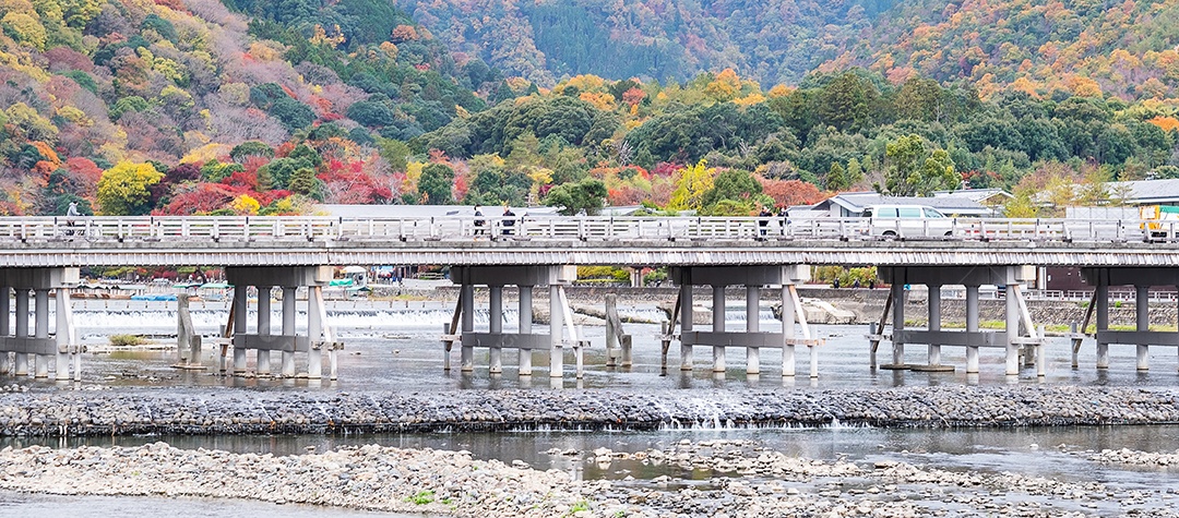 ponte togetsukyo com montanhas de folhas coloridas e riv Katsura