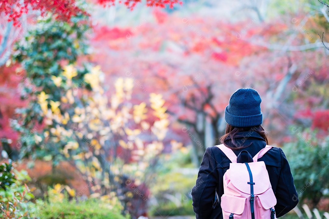 turista de mulher feliz viajando no templo Tenryuji em Arashiyama,