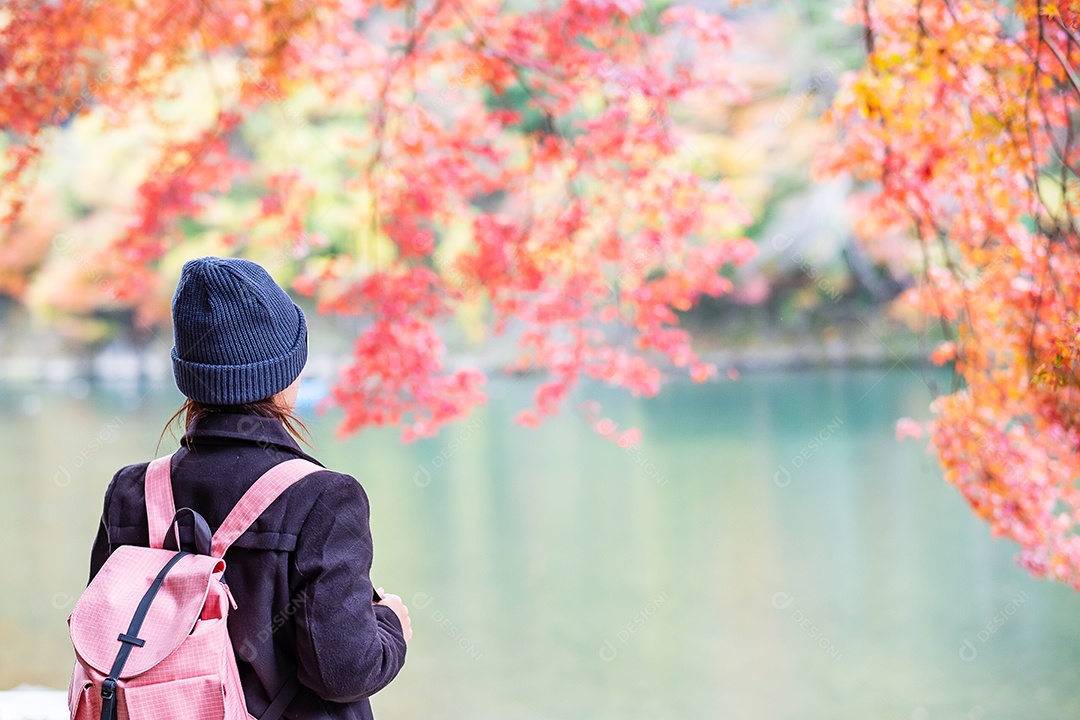 turista de mulher feliz viajando no templo Tenryuji em Arashiyama,