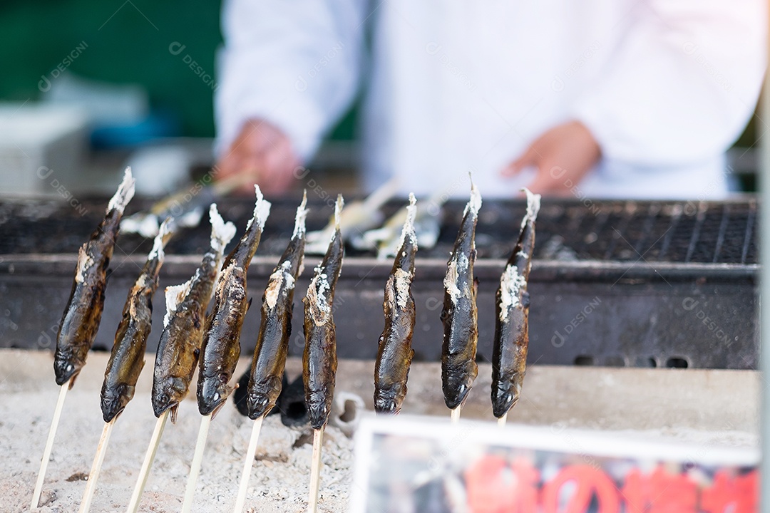 Peixes japoneses grelhando, deliciosa comida tradicional em Arashiya