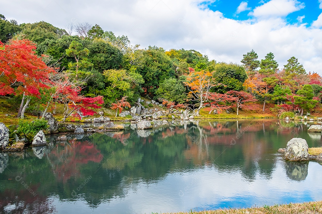 jardim de folhas coloridas e lagoa dentro do templo Tenryuji, marco