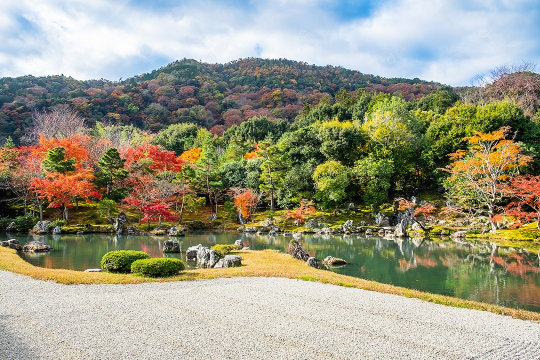 jardim de folhas coloridas e lagoa dentro do templo Tenryuji, marco