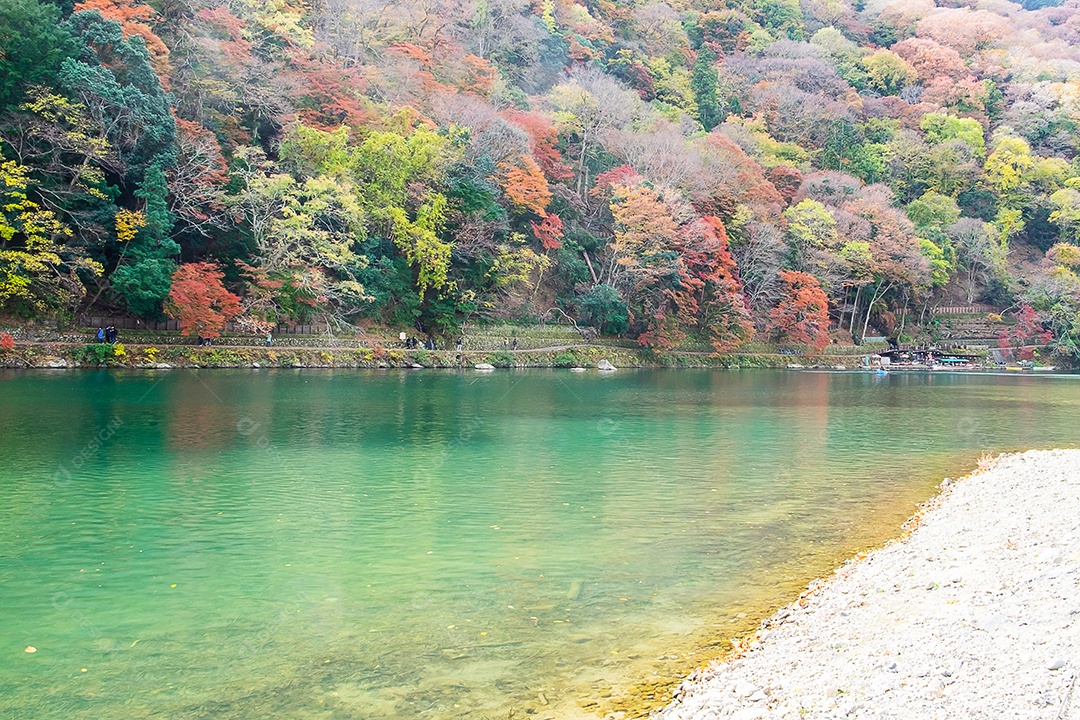 montanhas de folhas coloridas e rio Katsura em Arashiyama, terras