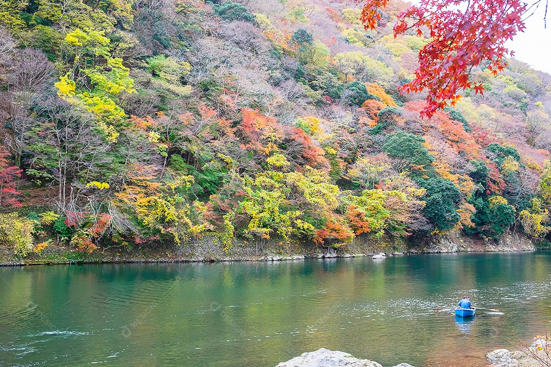 montanhas de folhas coloridas e rio Katsura em Arashiyama, terras