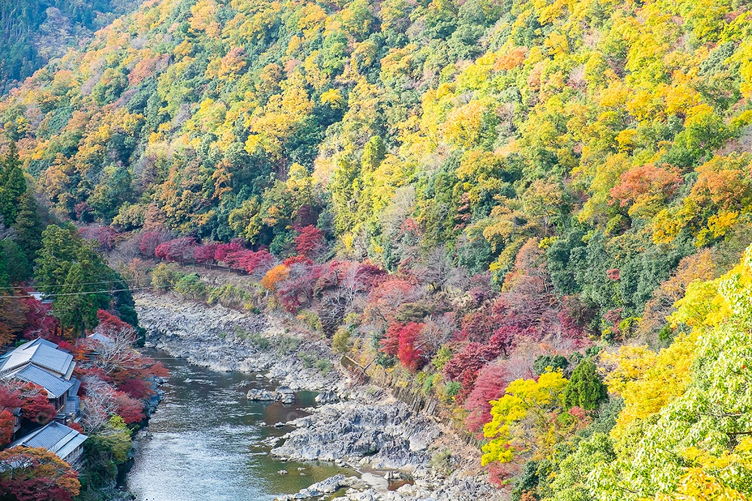 montanhas de folhas coloridas e rio Katsura em Arashiyama, terras