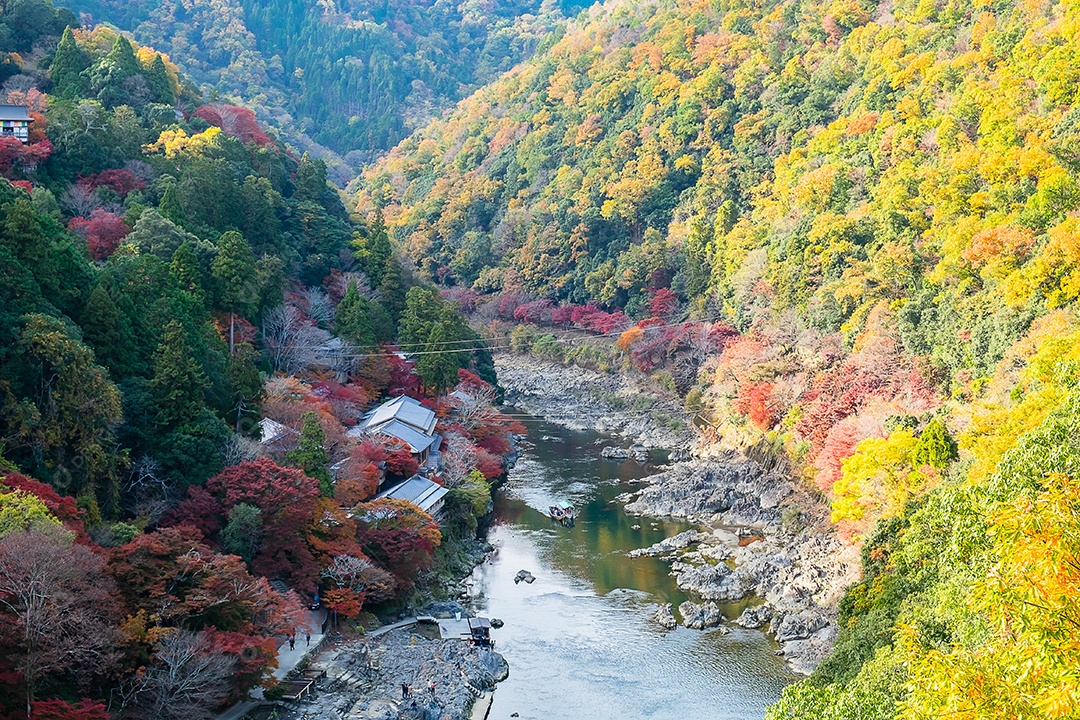montanhas de folhas coloridas e rio Katsura em Arashiyama, terras