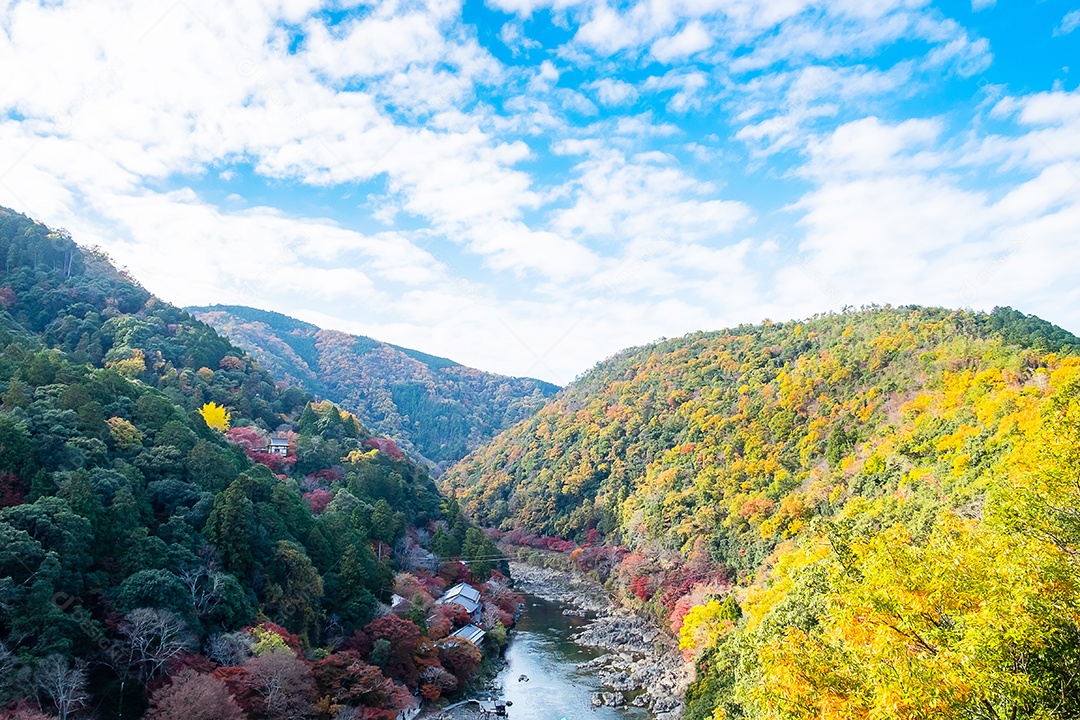 montanhas de folhas coloridas e rio Katsura em Arashiyama, terras