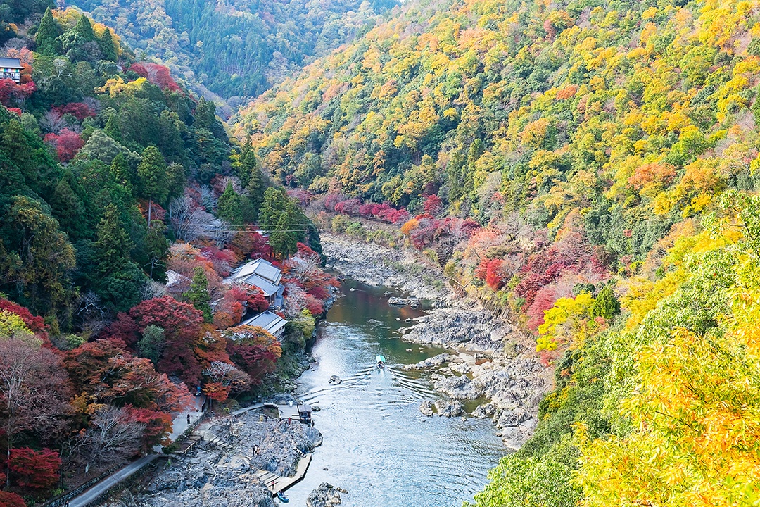 montanhas de folhas coloridas e rio Katsura em Arashiyama, terras