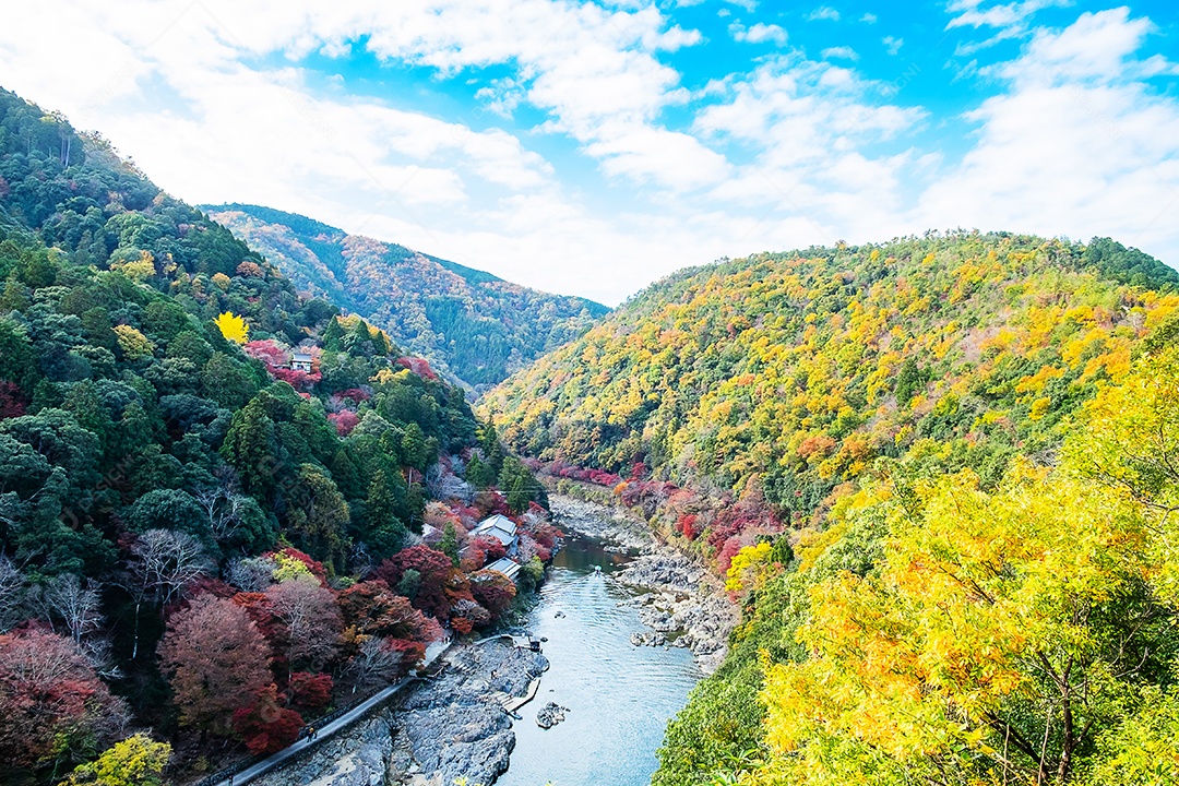 montanhas de folhas coloridas e rio Katsura em Arashiyama, terras