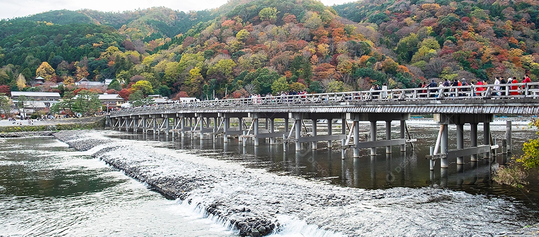 ponte togetsukyo com montanhas de folhas coloridas e riv Katsura