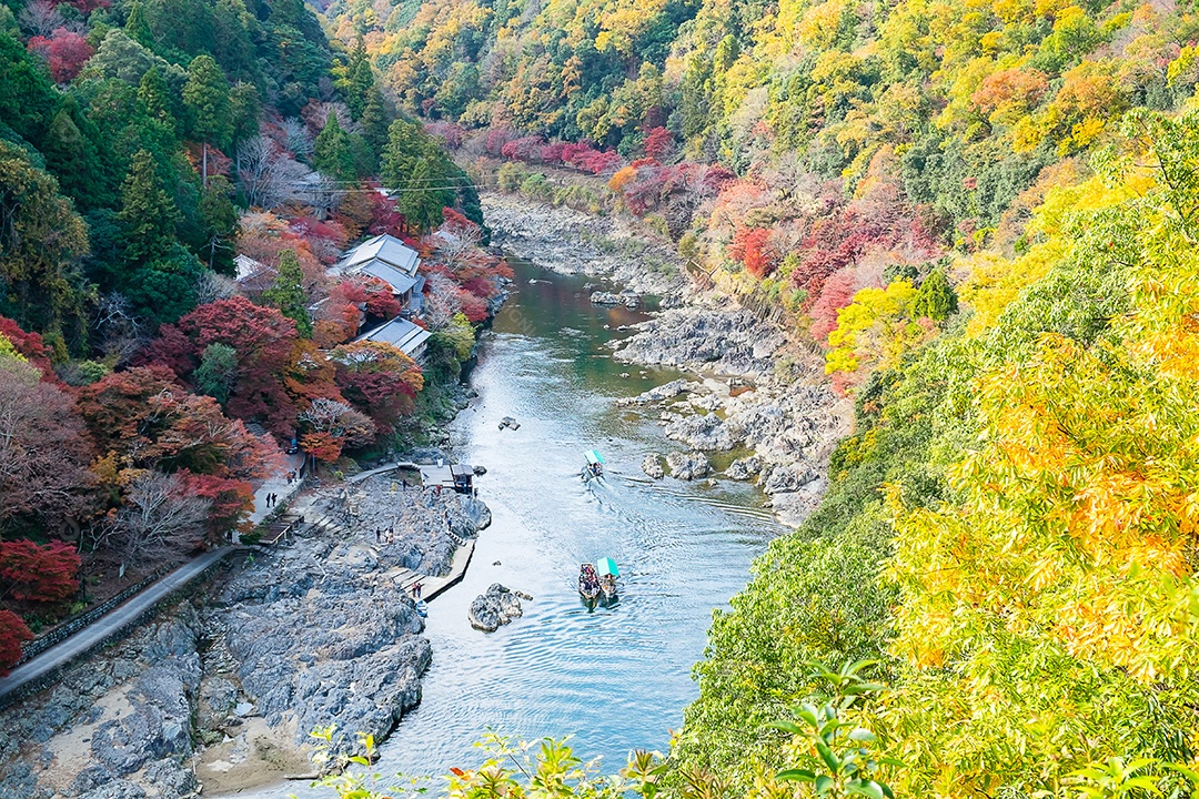 montanhas de folhas coloridas e rio Katsura em Arashiyama, terras