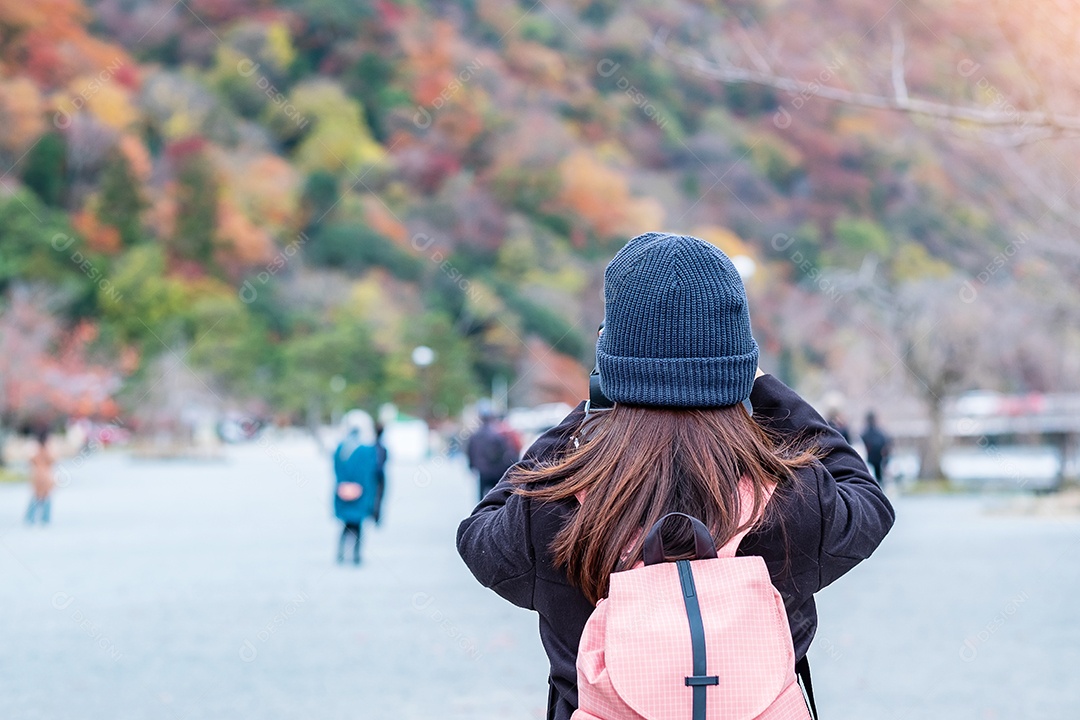 Turista de mulher feliz tirando fotos coloridas folhas montanhas por ca