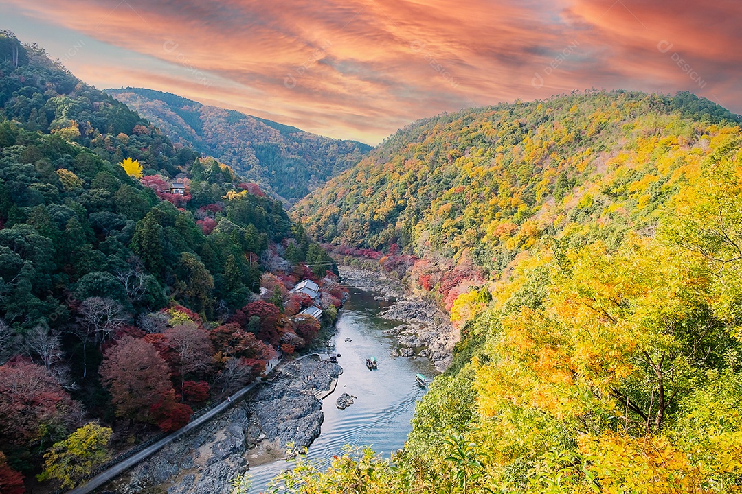 montanhas de folhas coloridas e rio Katsura em Arashiyama, terras