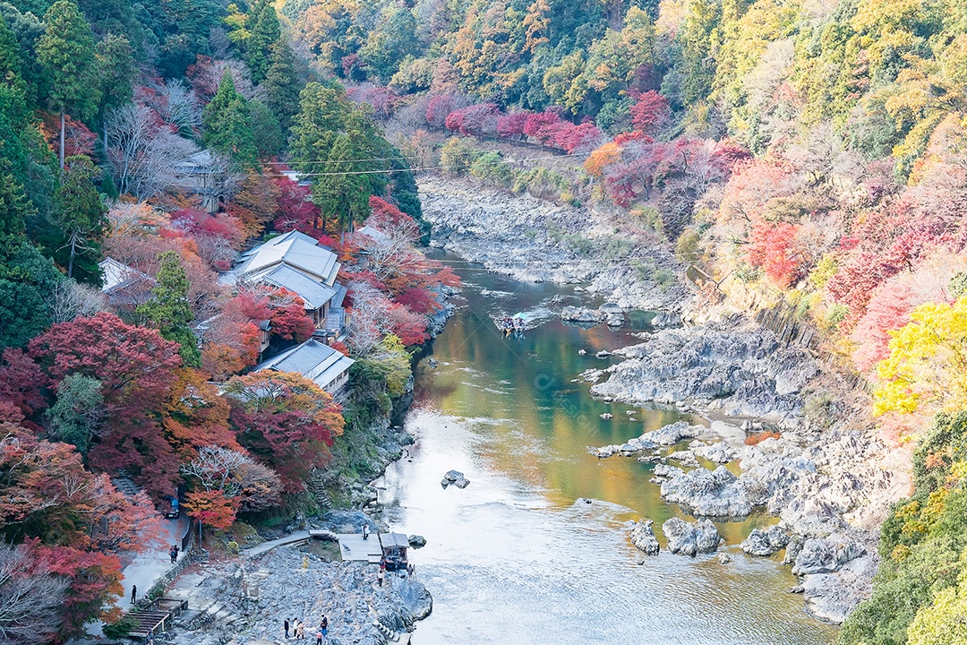 Montanhas de folhas coloridas e rio Katsura em Arashiyama, terras.