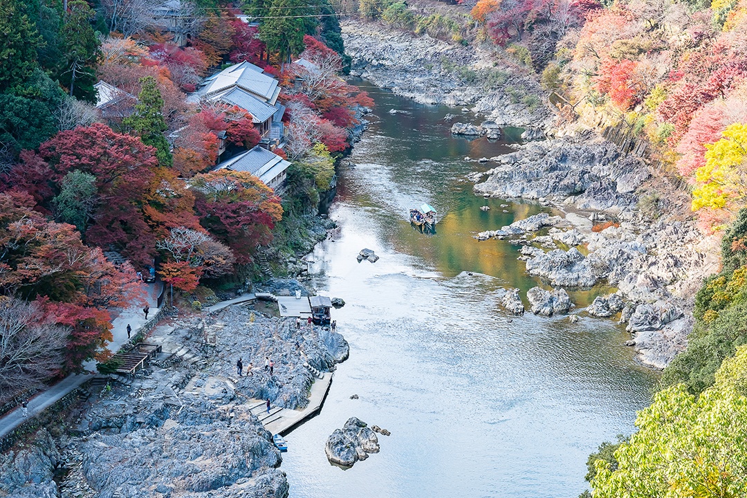 Montanhas de folhas coloridas e rio Katsura em Arashiyama, terras.