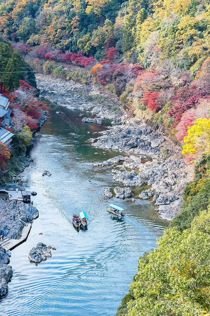 Montanhas de folhas coloridas e rio Katsura em Arashiyama, terras.