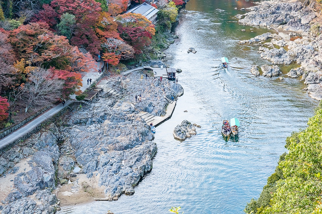 Montanhas de folhas coloridas e rio Katsura em Arashiyama, ponto turístico e popular para atrações turísticas em Kyoto, Japão. Outono temporada, férias, férias e conceito de turismo